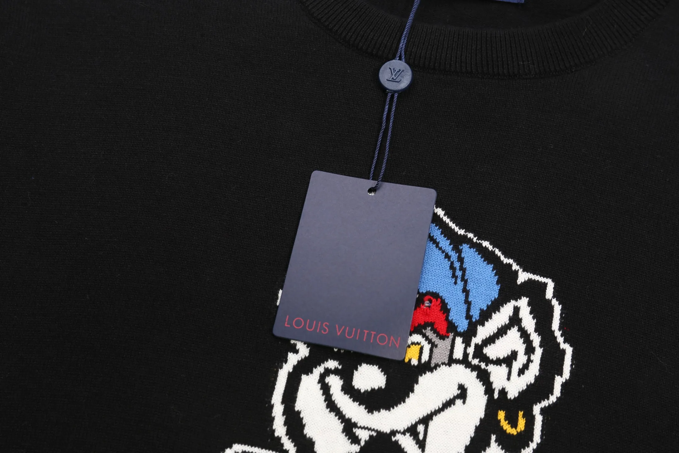🅿️210. LV rap cartoon character jacquard round neck knitted short sleeves. Pure cotton custom-dyed yarn, wool hanging jacquard technology, double-sided jacquard back label, detail restoration processing, no crease defects, full set of accessories. #The whole pattern is made of eight-color custom-dyed yarn. It is made of 12s fine knitted pieces and jacquard machines imported from Germany. Jacquard pattern weaving threads are used to dye the original clothes in matching colors and are environmentally friendly and fixed. Customized cotton yarns are introduced. Jacquard fabrics require fine yarn counts and extremely high requirements for raw cotton. #T-shirt depicts cartoon images using intarsia technology. The pattern adopts wool jacquard technology and is made by scanning logarithmic flowers from the original. The multi-yarn jacquard uses imported high-quality cotton yarn fabrics with warp and weft threads interlaced to form a jacquard pattern structure. When fabrics are weaved, patterns are formed by changing the warp and weft structure, and the patterns are exquisite and delicate; because inferior cotton yarn cannot weave into shaped patterns, the requirements for raw cotton are extremely high.  #The back panel has the LV single-sided jacquard logo. "Most of the wrong versions of jacquard or no jacquard letters on the market are different from the original version." The back panel is equipped with the brand's signature letter logo according to the original design. The restored design is designed based on the original grid. The knitting grid, high and low positions, and spacing space of each letter are designed on the same horizontal line, and the presentation effect is excellent.  #Special washing process creates an original texture. Ultra-fine woven threads are made of environmentally friendly fibers, combined with a special soft washing process. The body fabric has a soft touch and softly stretched environmentally friendly microfiber to create the bottom layer; it is not easily deformed when stretched. The texture is fine and smooth, the gloss is good, and it is extremely breathable. Has a soft touch feel.  #patch development version fabric piece, casual round neck knitted short-sleeved version; the short sleeves are closed to show the shoulders and upper body, and have a straighter visual effect. Gather the back using a hidden line technique; iron the flat back piece into a three-dimensional piece according to the body shape, and seal the upper end of the back pant. Original three-standard accessories size.XS.S.M.L